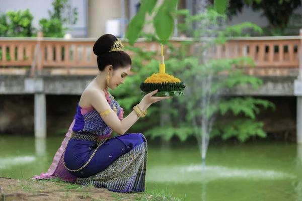 Portrait Der Schönen Asiatischen Frau Thailändischer Kleidung Traditionelle Gebete Halten — Stockfoto