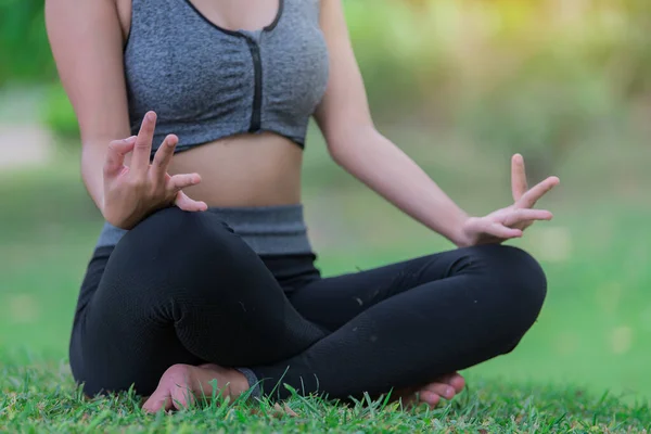 Sıska Kız Parkın Çimlerinde Yoga Yapıyor Doğal Olarak Rahatlıyor Asyalı — Stok fotoğraf