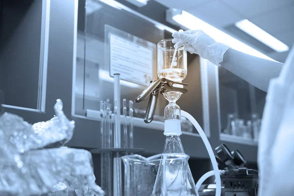 Naukowcy Wstrzykiwali Chemikalia Plastikowych Probówek Naukowcy Mieszali Chemikalia Maszyną Wstrząsania — Zdjęcie stockowe
