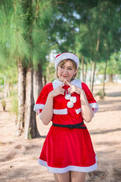 Krásná Mladá Asijská Žena Santa Claus Oblečení Venku — Stock fotografie
