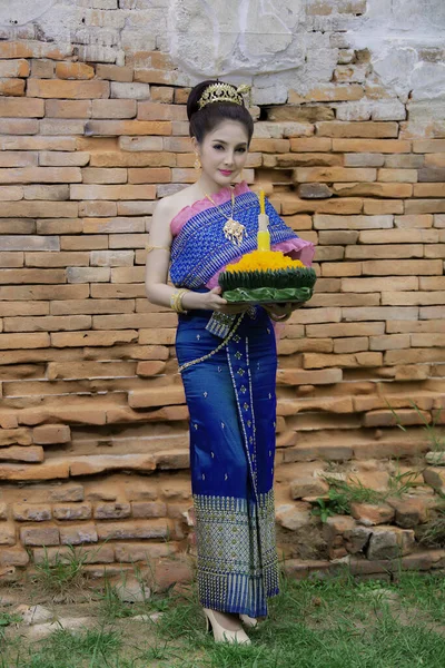 Retrato Hermosa Mujer Asiática Vestido Tailandés Tradicional Rezando Celebrar Kratong — Foto de Stock