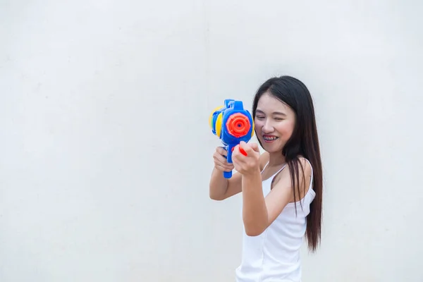 Donna Asiatica Con Pistola Acqua Mano Sfondo Bianco Festival Songkran — Foto Stock