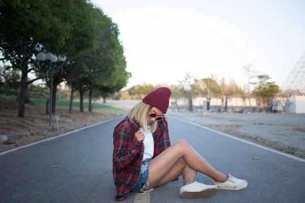 Ásia Hipster Menina Pose Para Tomar Foto Vintage Estilo — Fotografia de Stock