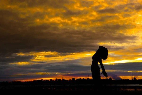 Silueta Mujer Forma Jugar Yoga Puesta Del Sol — Foto de Stock