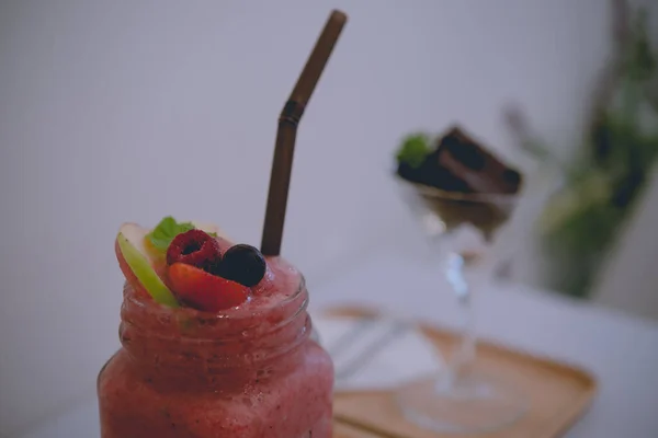 Truskawka Smoothie Drewnianej Tacy Vintage Stylu Ciemny Dźwięk Pastel Film — Zdjęcie stockowe