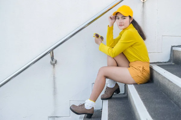 Porträt Der Schönen Asiatischen Frau Gelben Tüchern Hipster Mädchen Tragen — Stockfoto