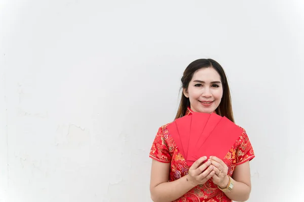 Szczęśliwego Chińskiego Nowego Roku Portret Azjatki Czerwoną Kopertę Pięknym Uśmiechem — Zdjęcie stockowe