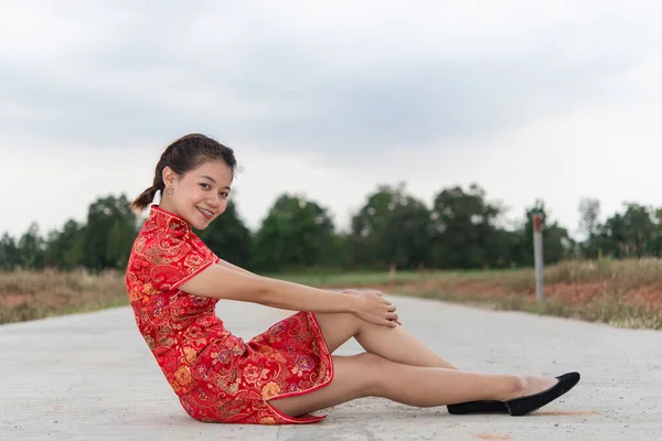 Mutlu Çin Yeni Yılı Geleneksel Cheongsam Giysileri Giyen Asyalı Bir — Stok fotoğraf