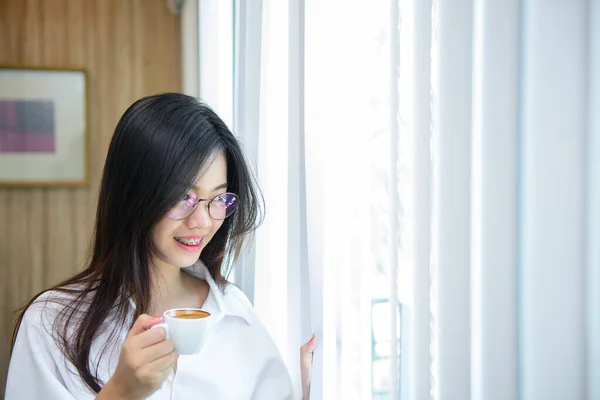 Kaffe Tid Kontor Kvinna Bära Glasögon Kontoret — Stockfoto