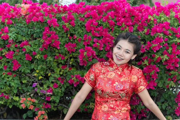 Donna Asiatica Con Bel Sorriso Sfondo Fiori Rosa Felice Anno — Foto Stock