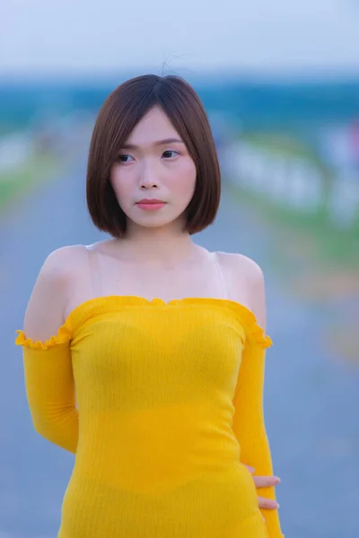 Portrét Krásné Asijské Ženy Nosit Žluté Šaty Poli Thajsko Lidé — Stock fotografie