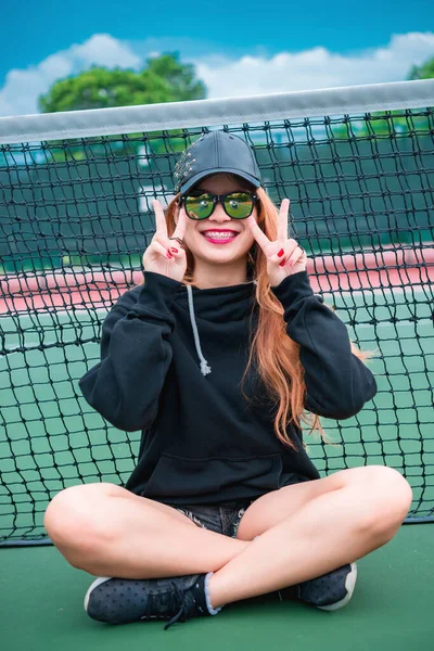 Cool Hipsters Chica Capucha Negra Con Sombrero Negro Gafas Sol —  Fotos de Stock