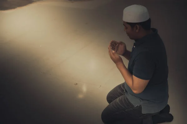 Een Jonge Aziatische Moslim Man Biddend Bij Zonsondergang Ramadan Festival — Stockfoto