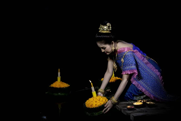 Retrato Bela Mulher Asiática Vestido Tailandês Tradicional Oração Segurar Kratong — Fotografia de Stock