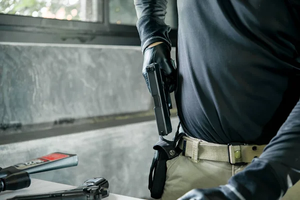 Hombre Asiático Con Guantes Cuero Negro Con Pistola Mano Mantener — Foto de Stock