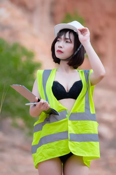 在泰国的岩石山上 亚洲性感女人穿着工程师套装的画像 — 图库照片
