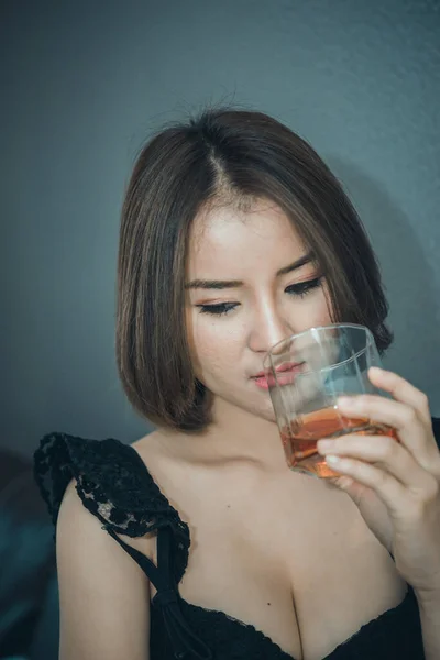 Aziatisch Vrouw Gebroken Hart Met Whisky Hand Vintage Stijl Hart — Stockfoto