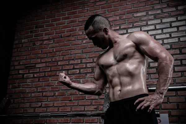ジムでアジアの男の大きな筋肉の肖像 タイの人々 健康のためのワークアウト 体重トレーニング ジムのコンセプトでフィットネス — ストック写真