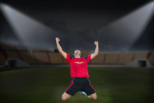 Joueur Football Asiatique Heureux Isoler Sur Terrain Football Avec Lumière — Photo