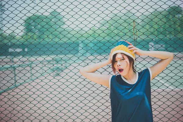 Retrato Chica Hipster Posando Para Tomar Una Foto Valla —  Fotos de Stock