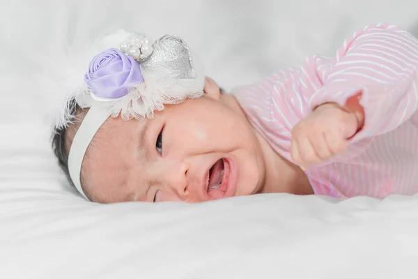 Mignon Asiatique Bébé Fille Mensonge Sur Lit Dans Rose Robe — Photo