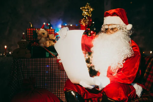 Papai Noel Leu Jornal Noite Casa Luz Livro Usando Luz — Fotografia de Stock