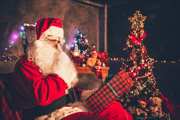 Santa Claus Segurando Caixa Presente Casa Sente Cadeira Pensar Sobre — Fotografia de Stock