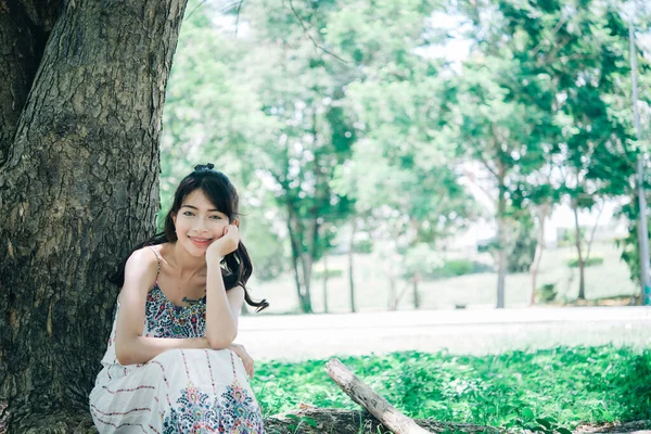 Una Hermosa Asiática Joven Sonrisa Bajo Árbol Bosque Concepto Mujer —  Fotos de Stock