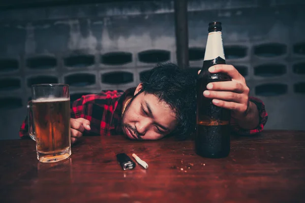 Asiatisk Man Dricka Vodka Ensam Hemma Natten Thailand Människor Stress — Stockfoto