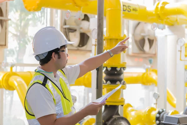 Ingeniero Asiático Con Gafas Que Trabajan Sala Calderas Comprobación Mantenimiento — Foto de Stock