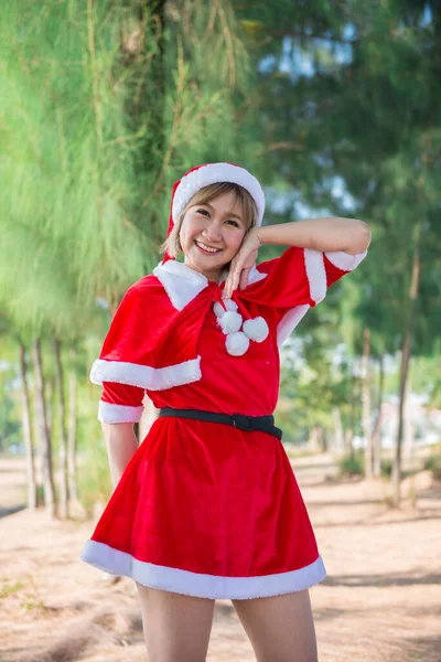 Bonita Jovem Mulher Asiática Santa Claus Roupas Livre — Fotografia de Stock