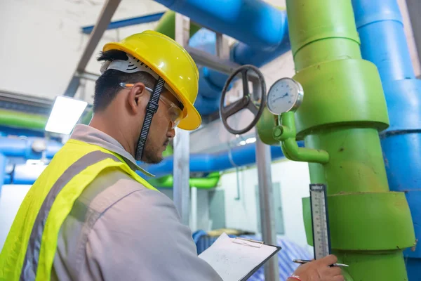 Ingeniero Asiático Con Gafas Que Trabajan Sala Calderas Comprobación Mantenimiento —  Fotos de Stock