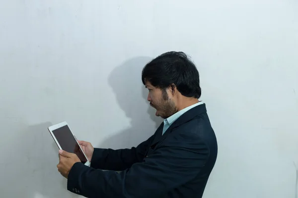 Hombre Guapo Traje Reloj Tableta Sobre Fondo Blanco —  Fotos de Stock