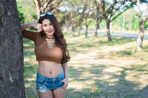 Porträt Einer Sexy Asiatin Tunnelbäumen Bei Tageslicht Thailändische Menschen Schöne — Stockfoto