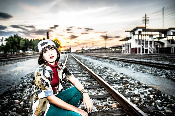 Potret Gadis Asia Hipster Saat Matahari Terbenam Kereta Api — Stok Foto