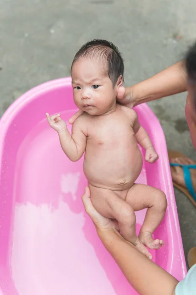 Closeup Asian Baby Take Shower — Stockfoto
