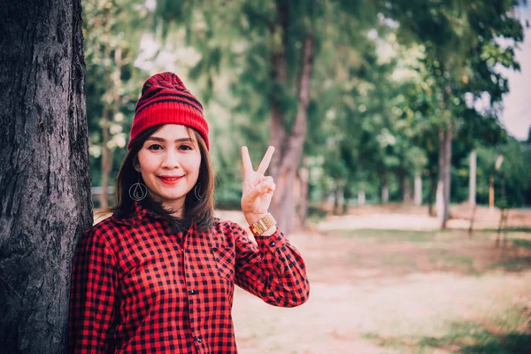 Retrato Ásia Hipster Menina Floresta Fundo — Fotografia de Stock