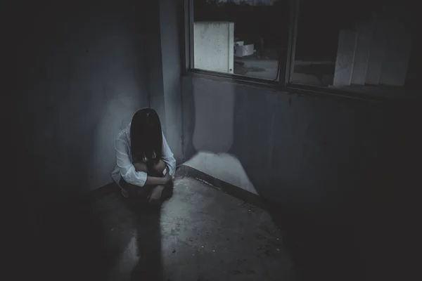 Kapalı Bir Kadın Karanlık Odada Beyaz Gömlek Giyer Korku Filmi — Stok fotoğraf