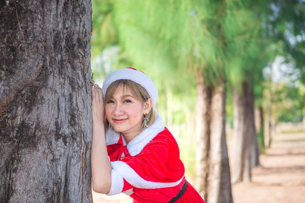 Bonita Jovem Mulher Asiática Santa Claus Roupas Livre — Fotografia de Stock