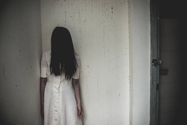 Портрет азиатской женщины составляют призрак лица с кровью, сцены ужаса, Страшный фон, Хэллоуин плакат, Таиланд люди
