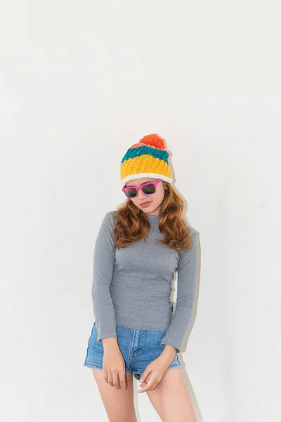 Porträt Eines Hipster Mädchens Weißer Wand Lebensstil Eines Modernen Teenagers — Stockfoto
