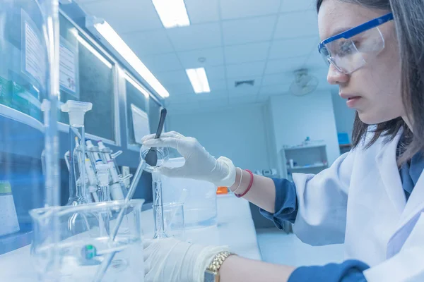 Científico Inyectó Productos Químicos Tubos Plástico Mezclando Productos Químicos Con —  Fotos de Stock