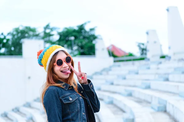 Menina Hipsters Asiáticos Posando Para Tirar Uma Foto Estilo Vida — Fotografia de Stock