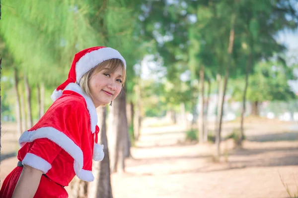 Belle Jeune Femme Asiatique Dans Les Vêtements Père Noël Plein — Photo