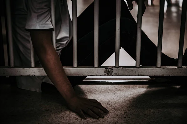 鉄の刑務所 囚人の概念 タイの人々をキャッチするために必死の男の手 自由への希望 — ストック写真