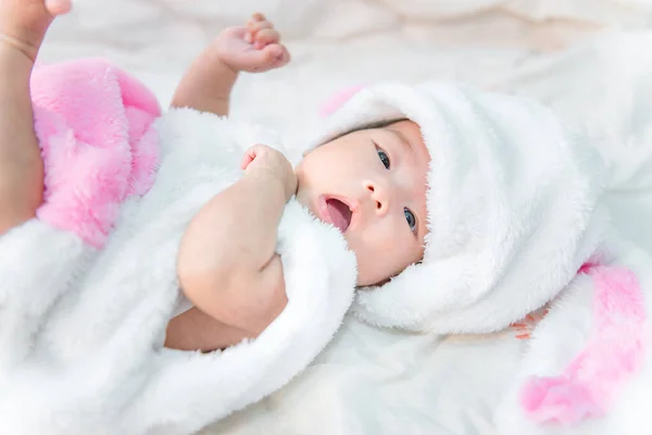 Gros Plan Mignon Asiatique Bébé Fille Dans Une Robe Lapin — Photo