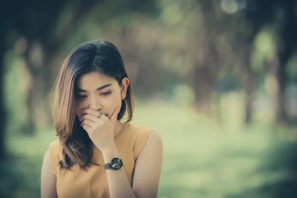 亚洲悲伤女人的画像复古风格 破碎的心女孩的概念 — 图库照片