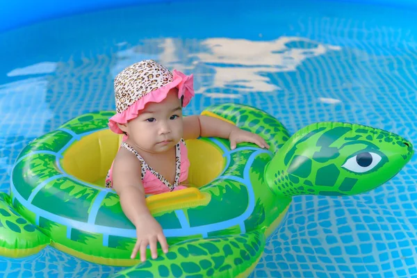 Kleines Mädchen Schwimmt Pool Gesundes Konzept — Stockfoto