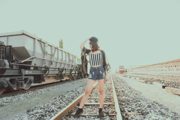 ヒップスターの女の子は 夕方の鉄道の方法で悲しい感じ日本語トーン ヴィンテージスタイル ダークトン パステル 穀物効果とフィルムスタイル — ストック写真