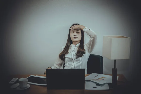 Bizneswoman Stres Ciężkiej Pracy Biurku Biurze Ciemny Ton Ludzie Tajlandii — Zdjęcie stockowe